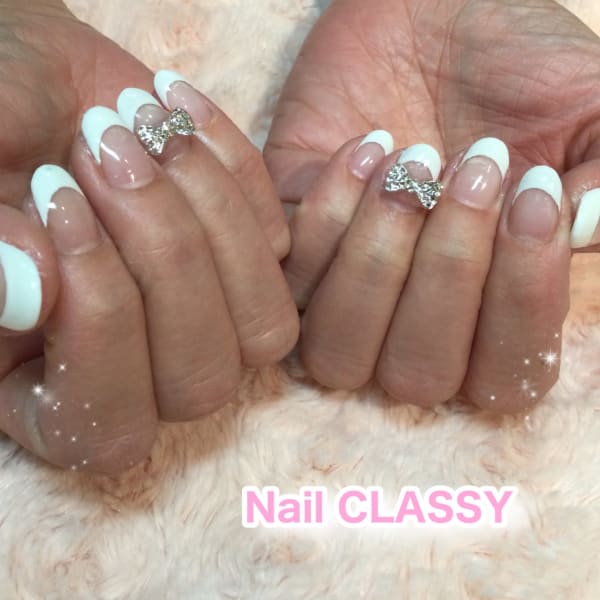 ホワイトフレンチ+リボンパーツ|Nail CLASSY