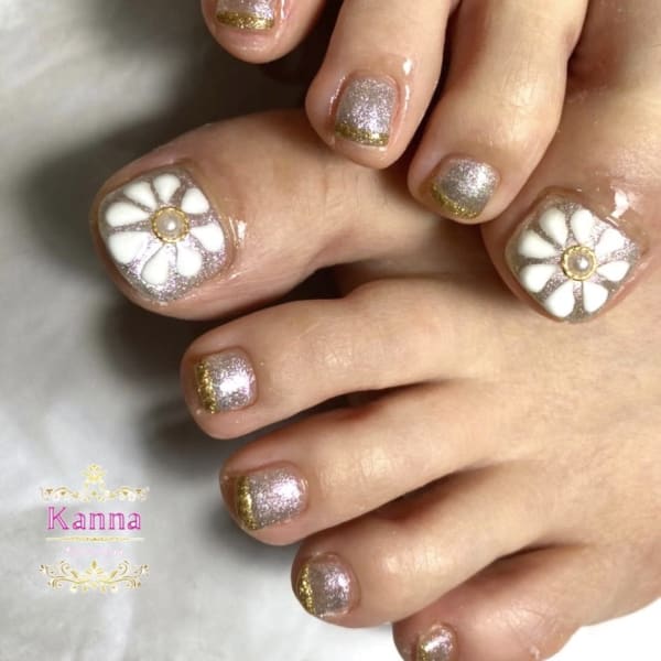 ぷっくりお花フットネイル