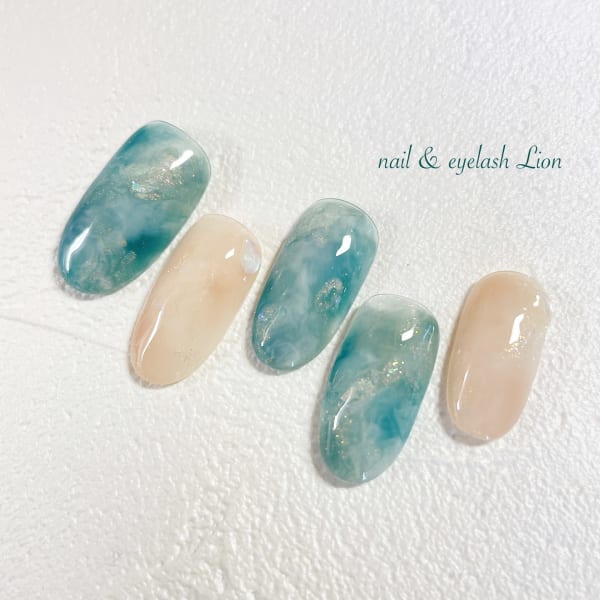 くすみグリーンニュアンスネイル