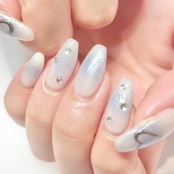 淡ブルーチークネイル