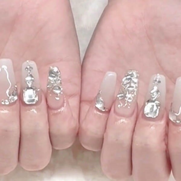 白グラ×ビジューネイル|ジェルネイル専門店 NICE NAIL 大阪梅田店