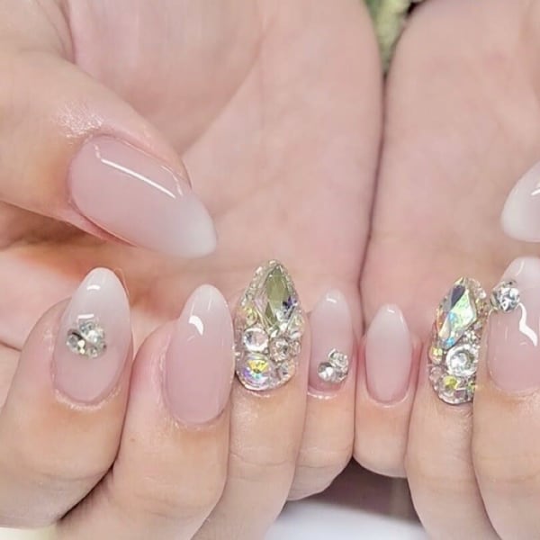 白グラデ×ビジューネイル|ジェルネイル専門店 NICE NAIL 大阪梅田店