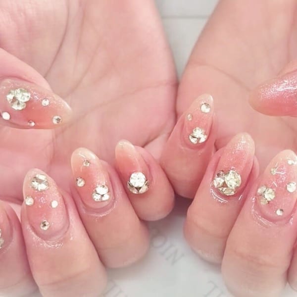 チーク×ビジューネイル