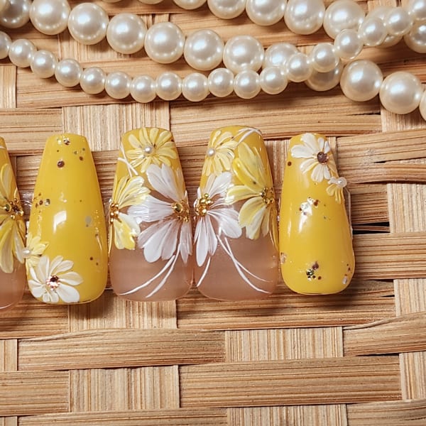 夏の手書きフラワーネイル
