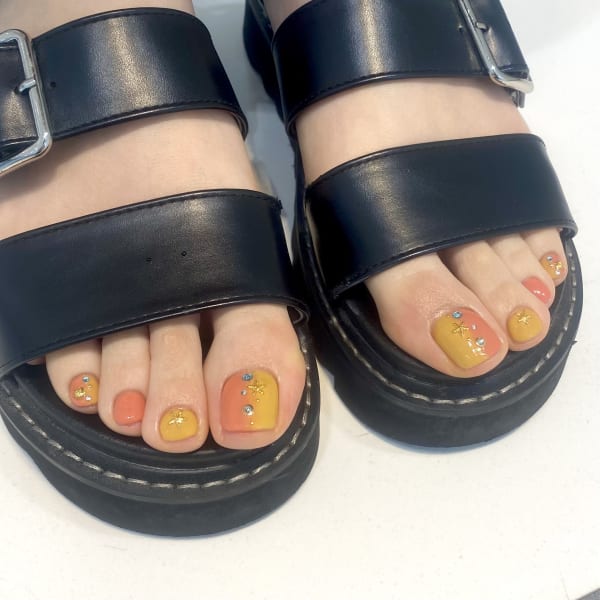 〈シェラック〉トロピカルカラーのフットネイル☆