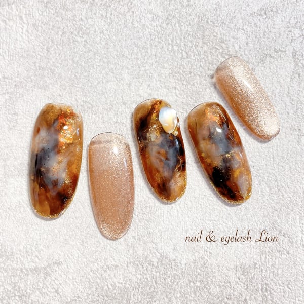 奥行きブラウンニュアンスネイル