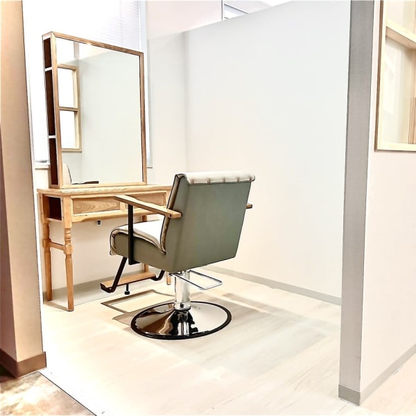 個室型ヘアサロン MaCaro. by across