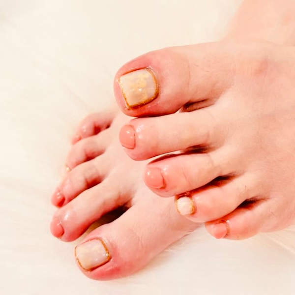 フット　ゴールドで縁どり