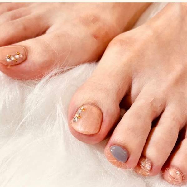 フットベージュとグレーにラインストーン