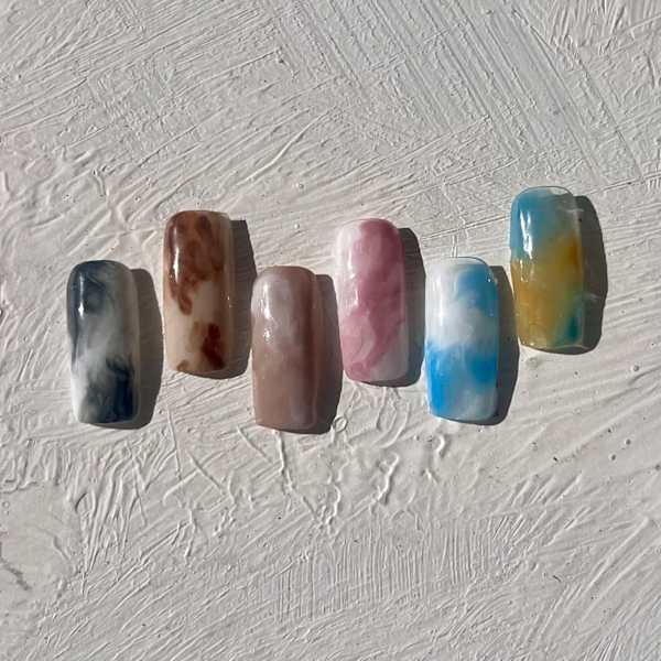 ２色のマーブルネイル
