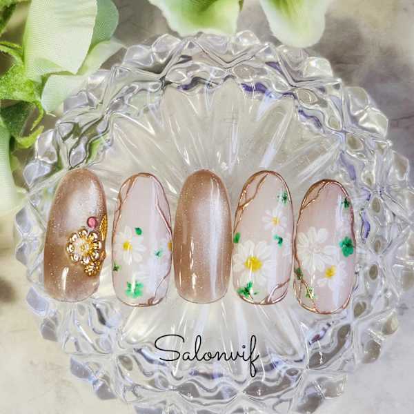 大人可愛いフラワーネイル