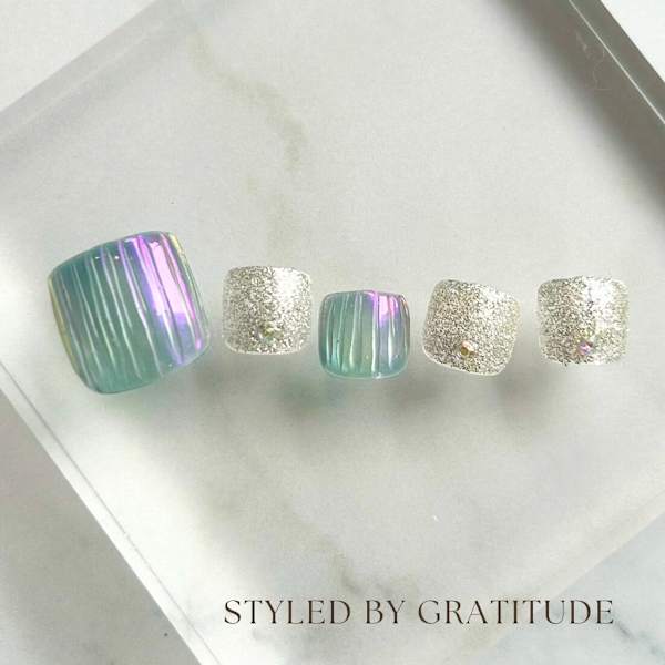 【フットネイル】オーロラバカラ×ゴールドラメ✨＜デザイン＞