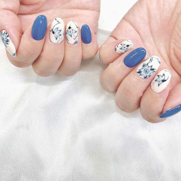 まるで陶器の美しさ⭐︎藍色が映える上品フラワーネイル|Nail&Eyelash Alcea 上野御徒町店