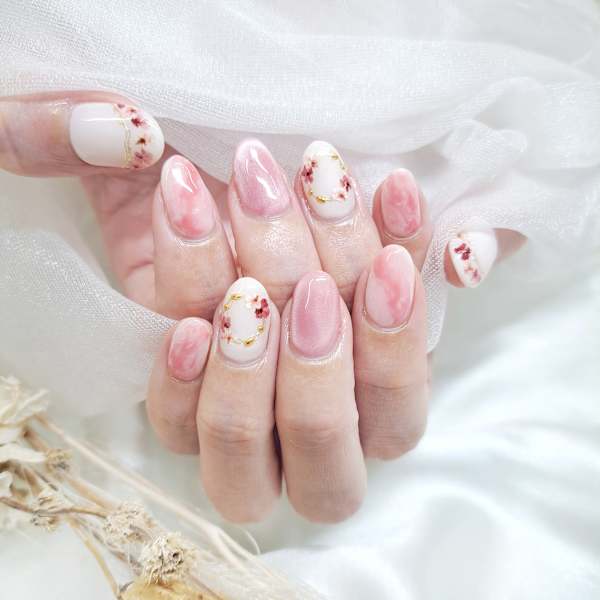 春風を纏う指先へ。儚く上品なフラワーネイル