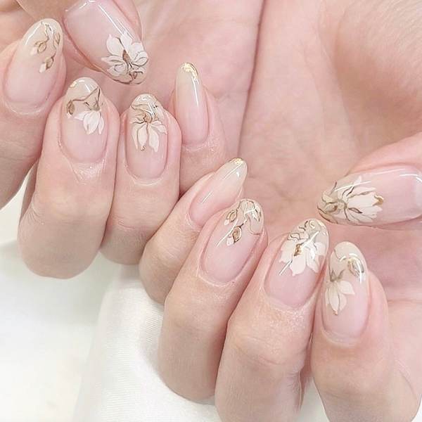 透ける花びら、指先に咲く。高見えフラワーネイル|Nail&Eyelash Alcea 上野御徒町店
