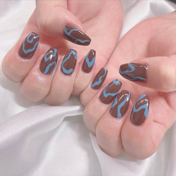 淡いブルーカラー&チョコレートブラウンのモードなアートネイル|Nail&Eyelash Alcea 上野御徒町店