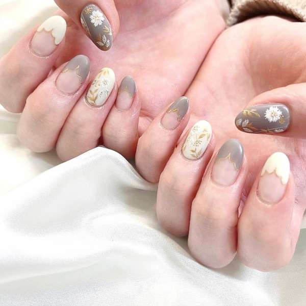 上品グレージュに咲く、刺繍のように可愛いナチュラルフラワー|Nail&Eyelash Alcea 上野御徒町店