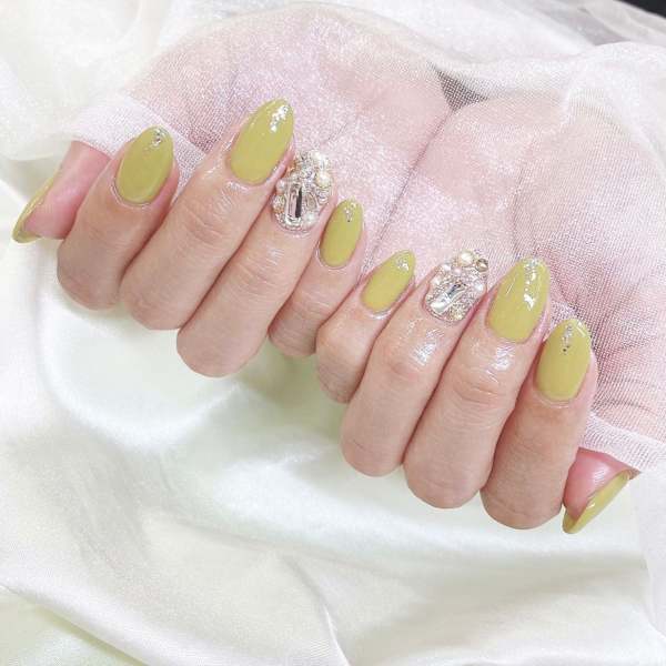 オリーブグリーンで魅せる、大人のモードネイル|Nail&Eyelash Alcea 上野御徒町店