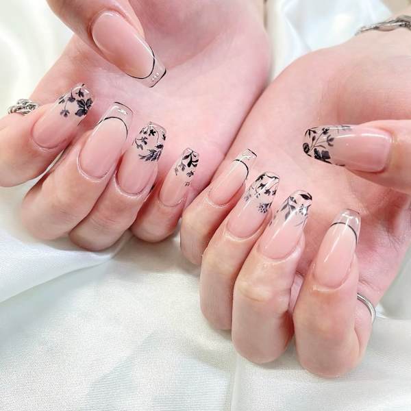 指先に“モードな可憐さ”を。大人のためのクリアフラワーネイル