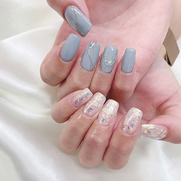 くすみブルーとオーロラが織りなす涼しげな大人の透明感ネイル|Nail&Eyelash Alcea 上野御徒町店