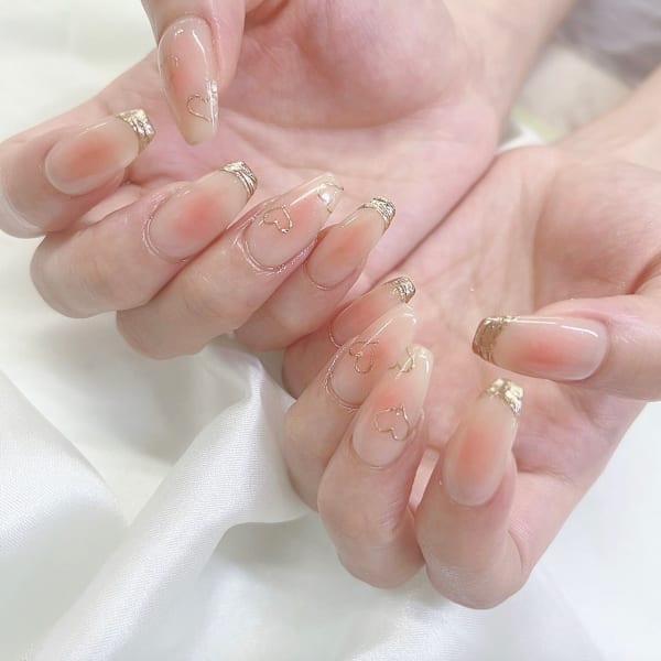 大人可愛いを纏う、チーク×ゴールドラインネイル