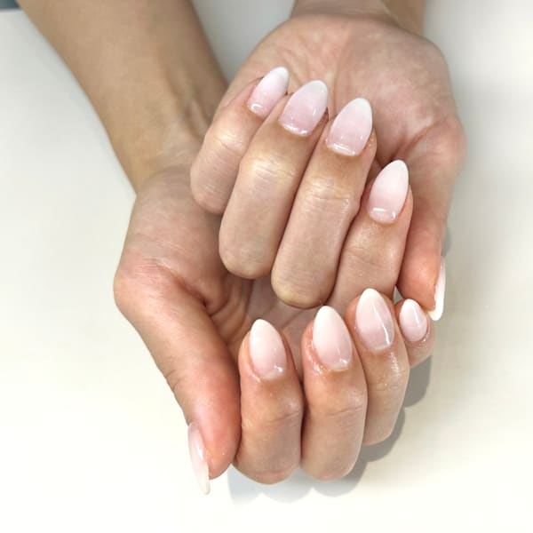 白グラデーションネイル