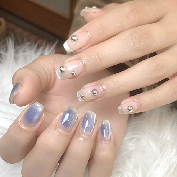 透明感×シルバーパーツで叶える大人の気品ネイル