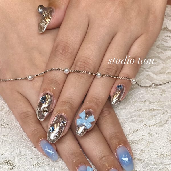 アシンメトリーが可愛い♪ミラー&チークネイル