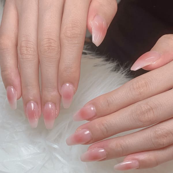 透明感ピンクで上品なチークネイル