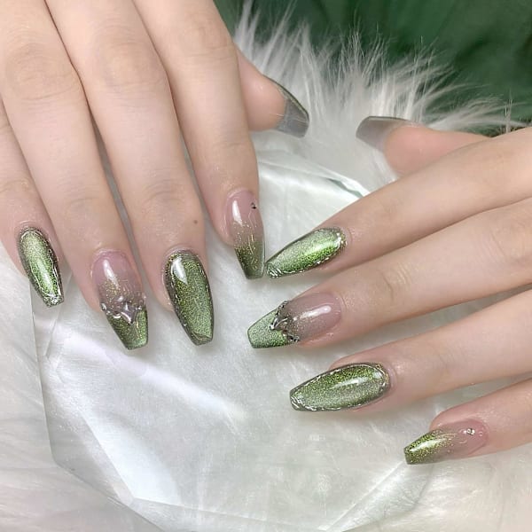 輝くグリーンマグネット×上品アート