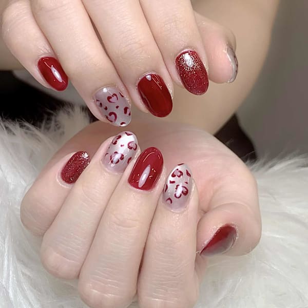 ハートレオパードで遊ぶキュートな赤ネイル