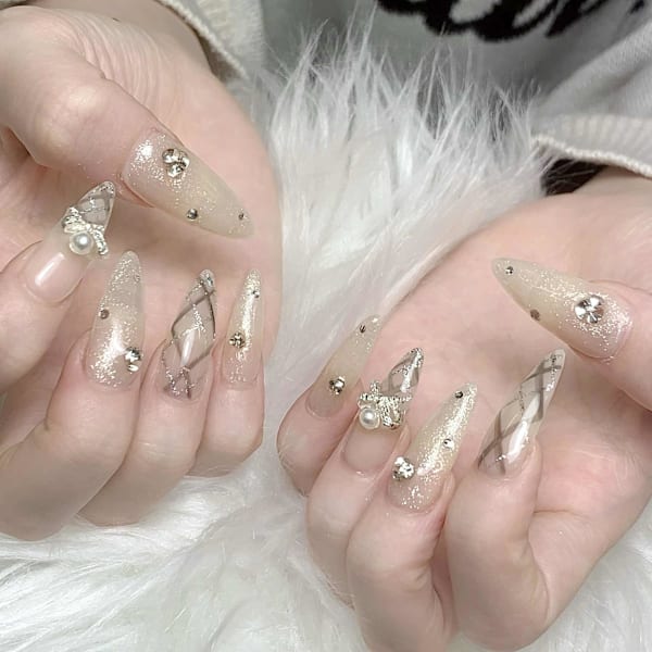 やわらかグレーのフェミニンネイル