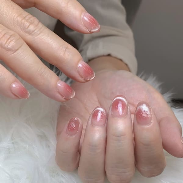 上品な輝きが指先を彩るピンクチークマグネットネイル