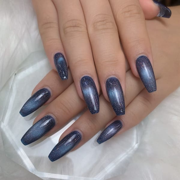 星のきらめきを閉じ込めたネイル