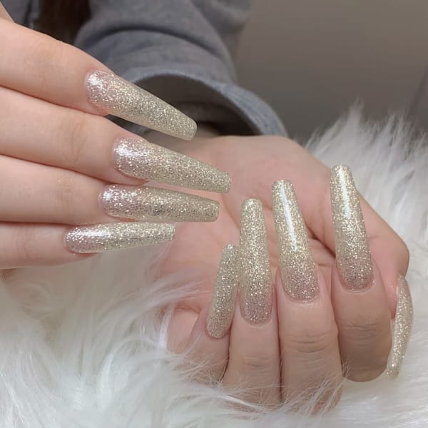 光をまとうシャンパンゴールドネイル