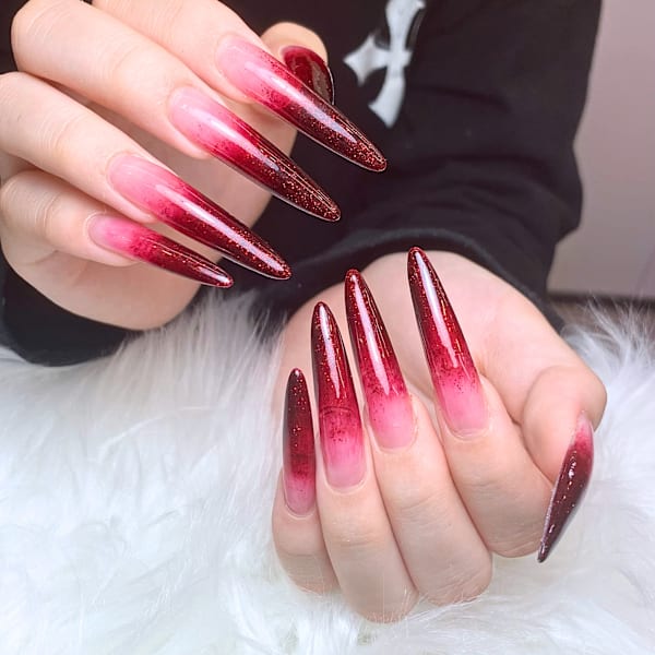 透け感レッドの優しいグラデーションネイル