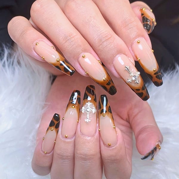 優しいブラウンで魅せる秋のべっ甲ネイル