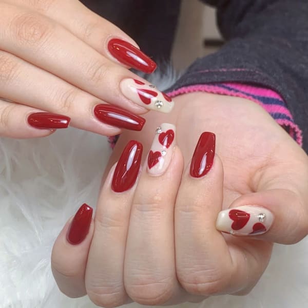 深みレッド×ハートで魅せる上品アートネイル