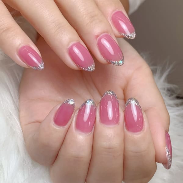 きらめくガラスフレンチで大人可愛く