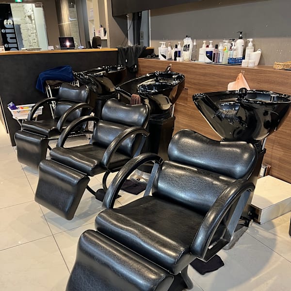 派手髪・ハイトーンカラー・デザインカラー・ブリーチ専門美容室