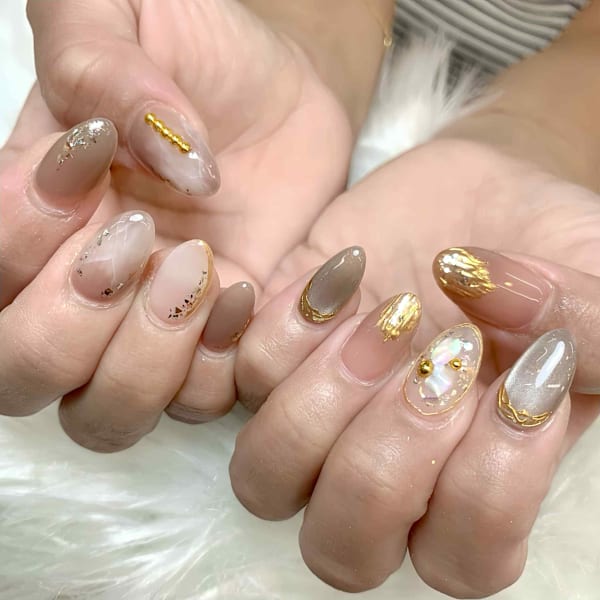やわらかベージュにきらめく優美ネイル