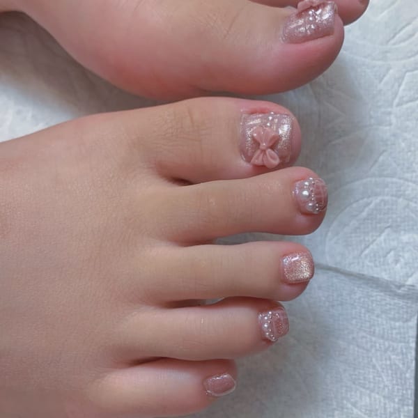 上品な輝きをまとうピンクフットネイル