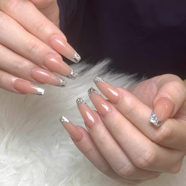 透け感が美しいガラスフレンチネイル