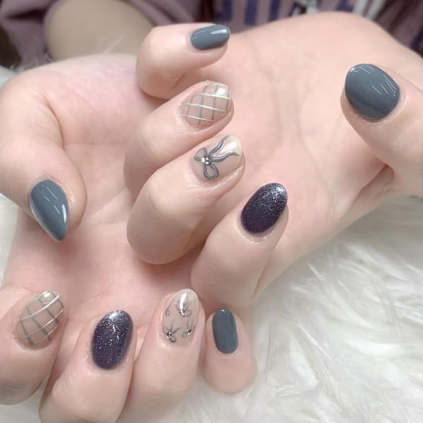 グレーブルー×チェックで上品な大人ネイル✨