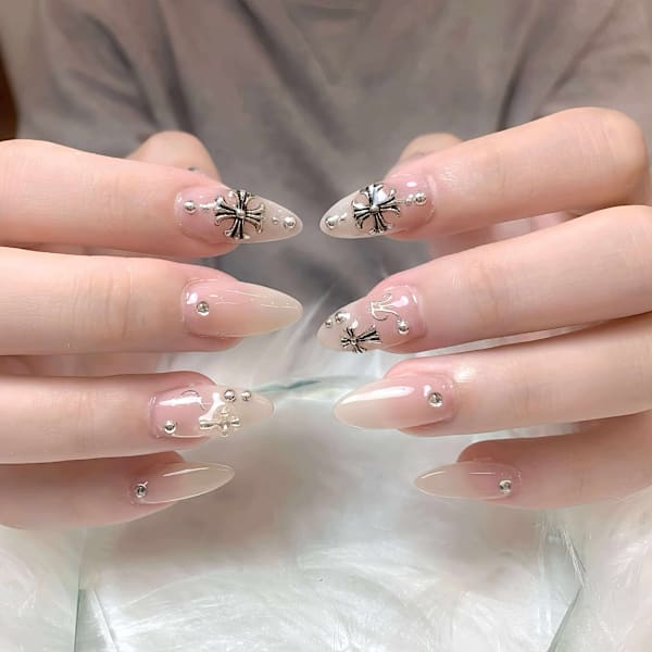 上品ヌード×シルバーパーツで洗練指先✨