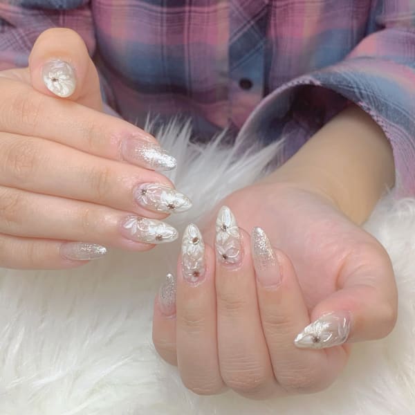 優しい輝きが包むフェミニンネイル