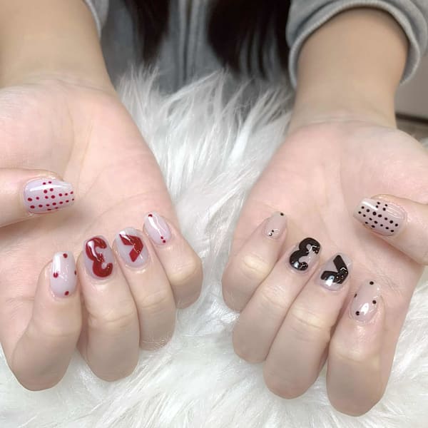 モード感たっぷり！赤×黒の個性派ネイル