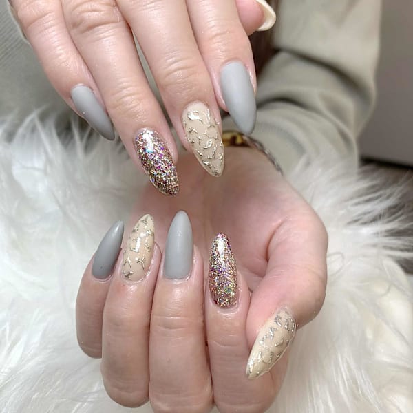 グレージュ×ラメで魅せる大人シックな冬ネイル