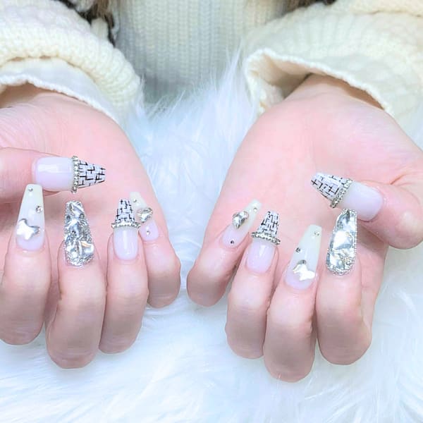 シルバー×ホワイトの輝きが映える長さ出しデザイン