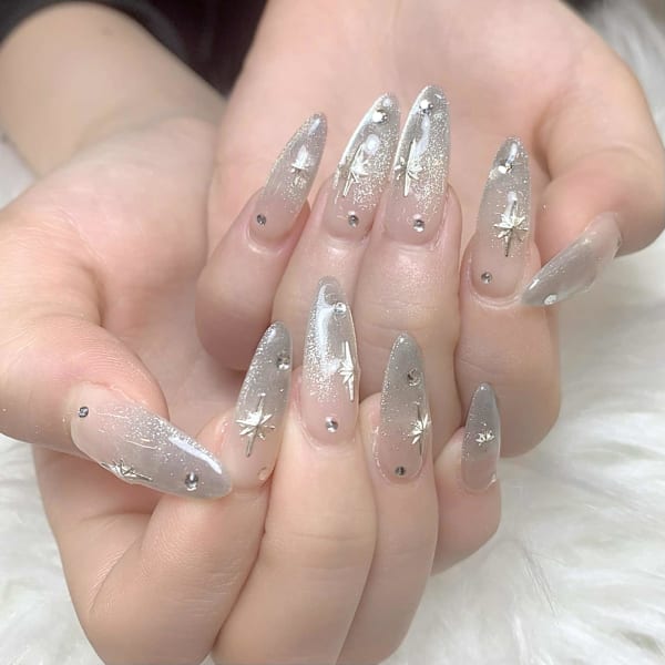 星屑のように輝くグレーミラーの長さ出しデザイン